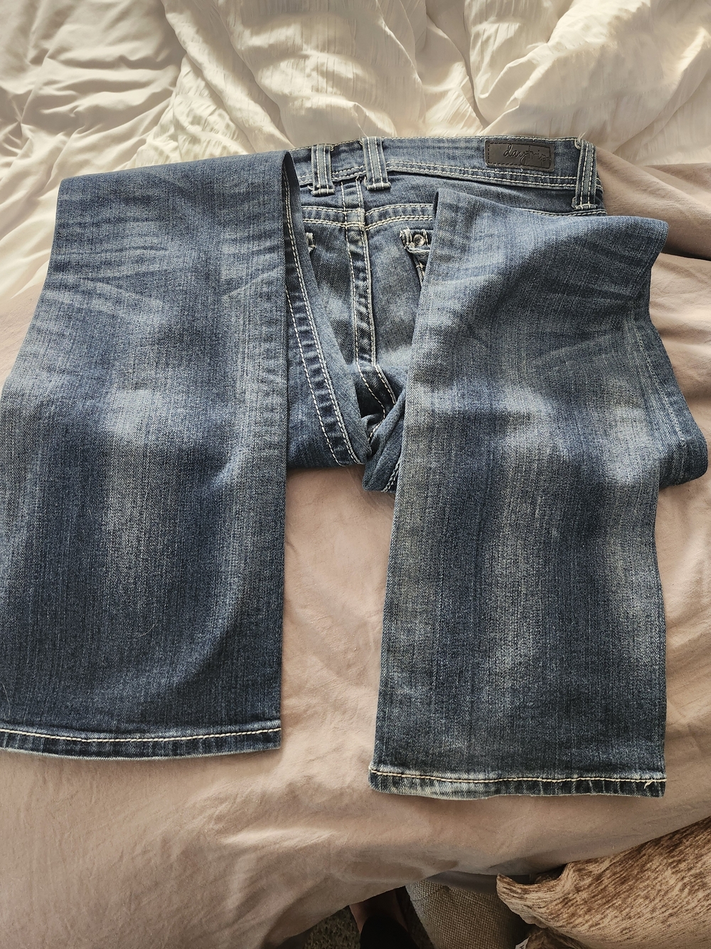 Daytrip  Bootcut Jeans in Faded Blue Wash